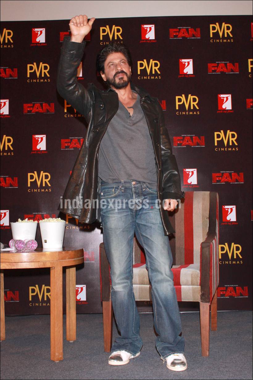 shah rukh khan, shah rukh khan pics, shah rukh khan delhi pics, shah rukh khan fan pics, fan, fan movie, shah rukh khan degree, shah rukh khan pics with his degree, shah rukh khan in college, shah rukh khan with college students, shah rukh khan fan conference, srk fan press conference, shah rukh khan photos, shah rukh khan pics, entertainment