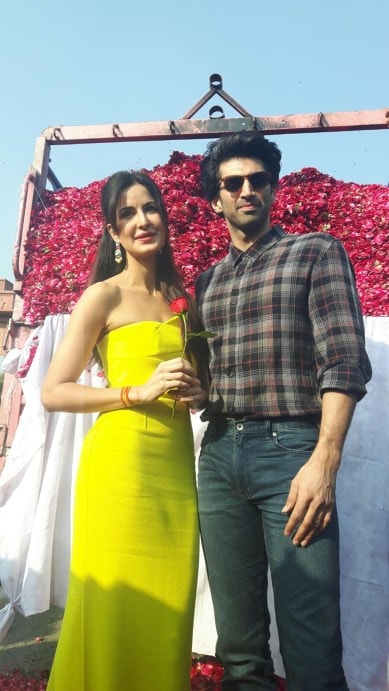 Katrina Kaif, aditya Roy Kapur, Fitoor, Rose Day, Aditya Roy Kapur Katrina Kaif, Aditya Roy Kapur Gifts roses, Katrina Kaif Fitoor, Katrina in Fitoor, Katrina Kaif in Fitoor, Entertainment news