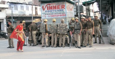 agra violence, agra vhp leader shot, vhp leader murder, agra vhp leader murder, agra news, agra vhp protest, india news