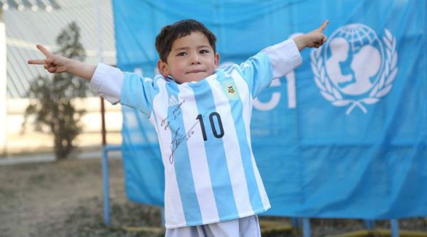 Murtaza Ahmadi received a signed jersey from Lionel Messi/ Fcaebook: UNICEF Afghanistan