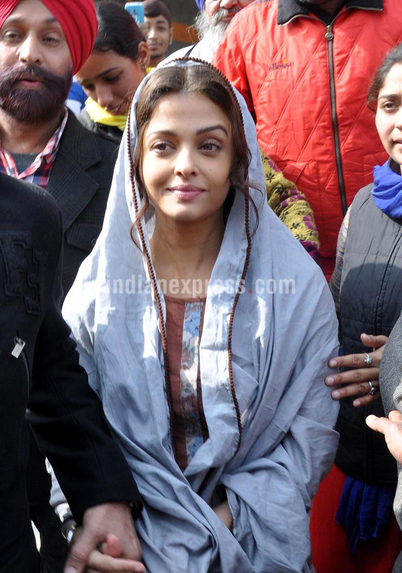 aishwarya rai bachchan, sarbjit, Aishwarya Rai Bachchan Golden Temple, Aishwarya Rai Golden Temple, aishwarya rai, aishwarya, aishwarya aaradhya pics, aaradhya bachchan, aaradhya pics, aishwarya aaradhya pics, brindya rai pics, aishwarya mother, sarbjit, aishwarya in punjab, aishwarya rai punjab pics, entertainment