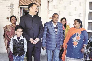Chandigarh news, Punjab news, Chandigarh rose festival, Chandigarh mayor, gardner special guest, Chanidgarh rose festival special guest, gardner surprised