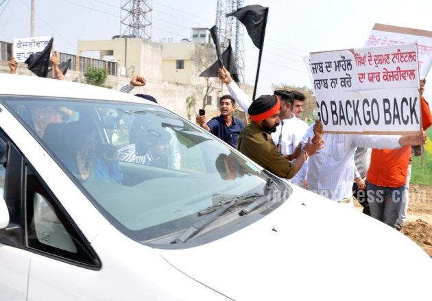 Arvind Kejriwal, Arvind Kejriwal attacked, Arvind Kejriwal car attacked, Arvind Kejriwal car, Arvind Kejriwal news, ludhiana news, india news