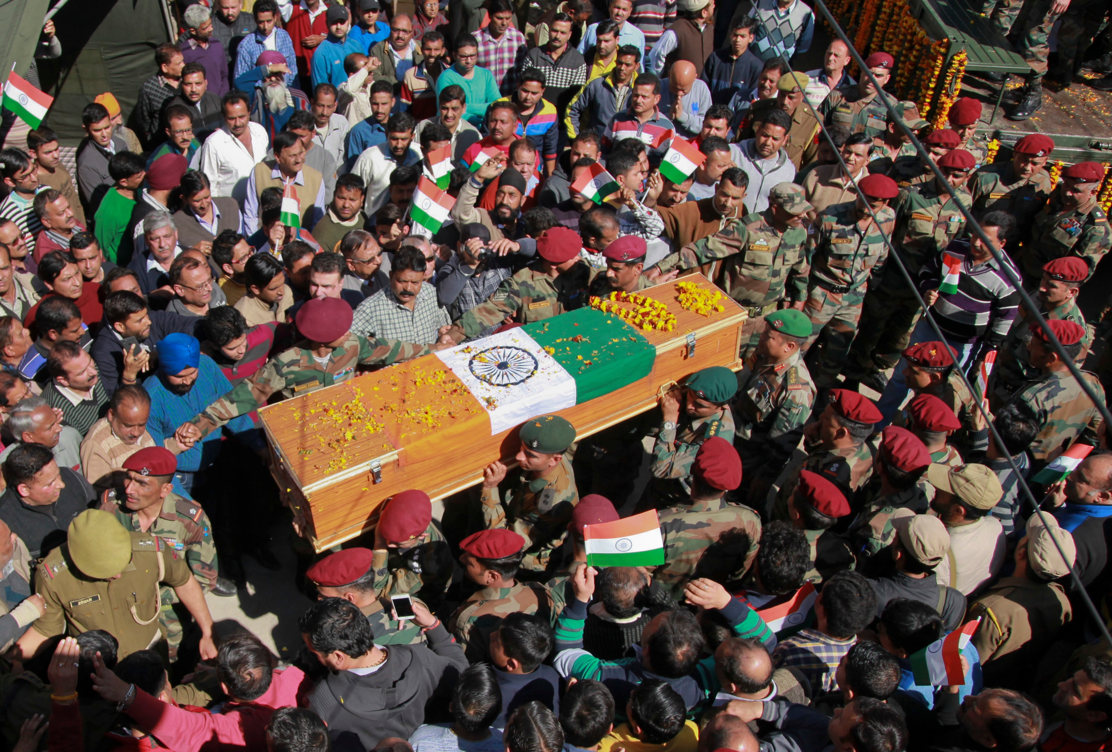 kashmir, kashmir encounter, kashmir attacks, pampore encounter, militamts, militants in kashmir, militants in pampore, terrorists, pampore attack, terrorists in pampore