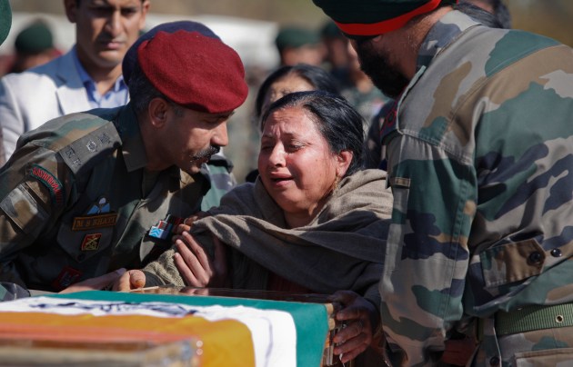 kashmir, kashmir encounter, kashmir attacks, pampore encounter, militamts, militants in kashmir, militants in pampore, terrorists, pampore attack, terrorists in pampore