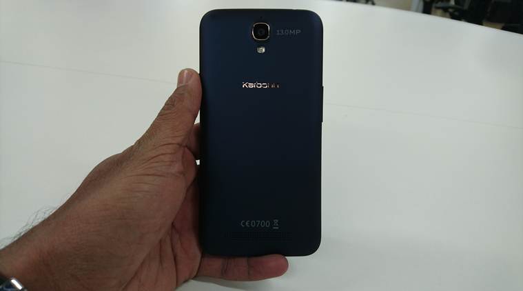 Karbonn Quattro L50 HD has a design that mimics Moto E (2nd Gen) and in a way its a good thing