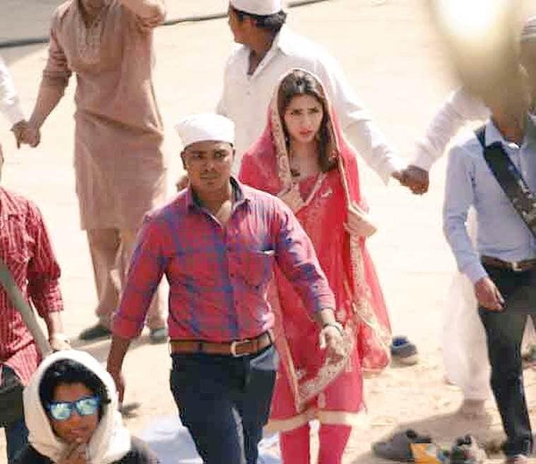 Shah Rukh Khan, Raees, Mahira Khan, Shah Rukh Khan Raees, Shah Rukh Khan Mahira Khan, SRK Mahira Khan, SRK Mahira, Nawazuddin Siddiqui, Raees Shoot, Entertainment news