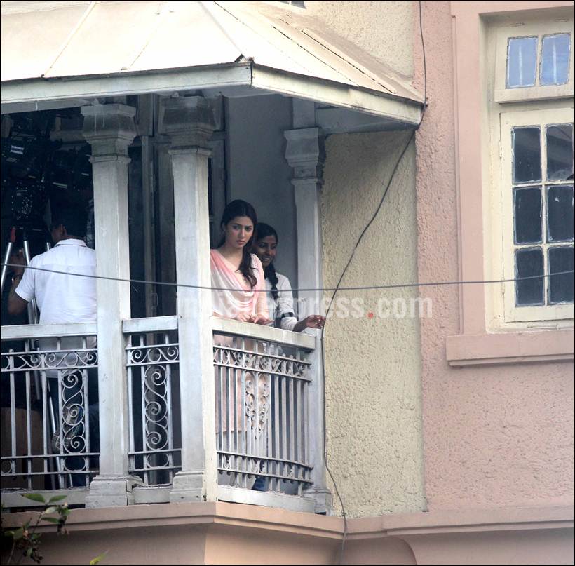 Shah Rukh Khan, Mahira Khan, Raees, Shah Rukh Khan Mahira Khan, Shah Rukh Khan Raees, SRK Mahira Khan, SRK Raees, SRK, Raees Shoot pics, SRK Mahira, SRK Mahira Raees, Mahira Khan Raees