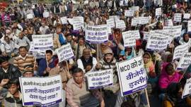 edmc strike, east delhi municipal strike, sanitation workers strike, east delhi garbage, municipal strike, aap, BJP, delhi municipal strike, east delhi, delhi news, india news