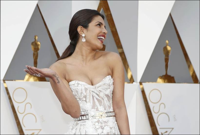 oscars 2016, priyanka chopra, priyanka, priyanka chopra oscars, priyanka chopra oscars pics, priyanka oscars pics, priyanka chopra pictures, priyanka chopra red carpet, priyanka oscars red carpet, priyanka photos, oscars, oscar awards, entertainment