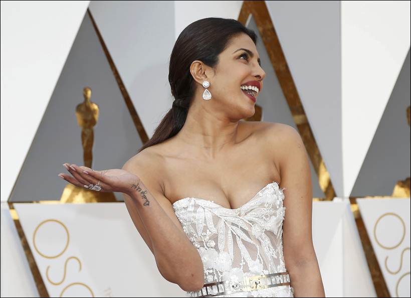 priyanka chopra, oscars 2016, priyanka chopra jewellery, priyanka chopra red carpet, priyanka chopra oscars, priyanka chopra oscars 2016, priyanka chopra oscars pics