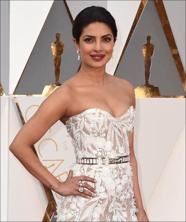 Oscars 2016 Priyanka Chopra Wore Jewellery Worth 8 Million On The Red