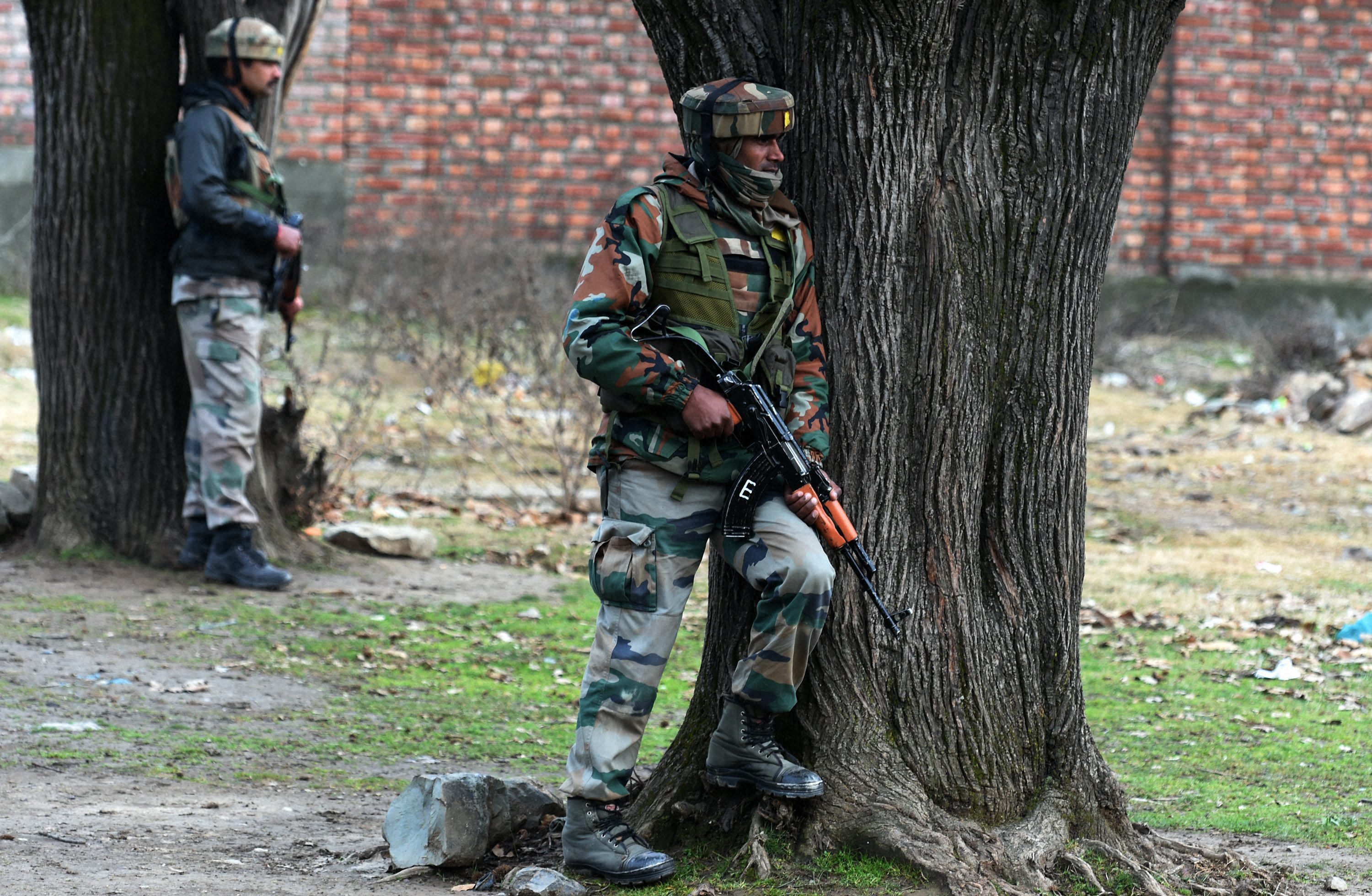 kashmir, kashmir encounter, kashmir attacks, pampore encounter, militamts, militants in kashmir, militants in pampore, terrorists, pampore attack, terrorists in pampore