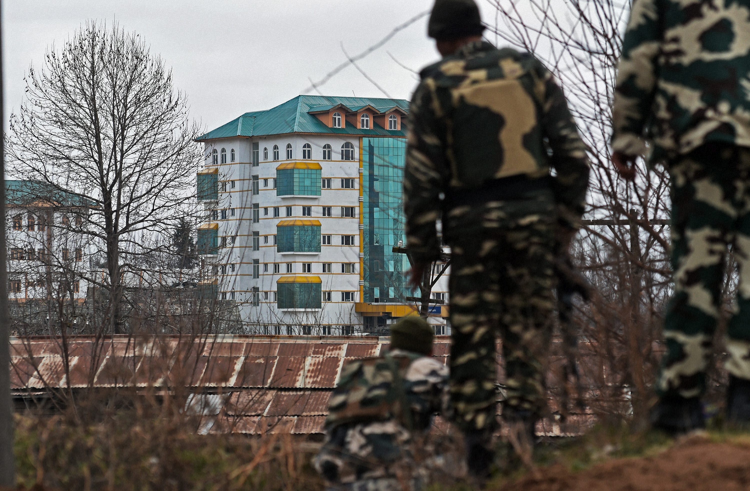 kashmir, kashmir encounter, kashmir attacks, pampore encounter, militamts, militants in kashmir, militants in pampore, terrorists, pampore attack, terrorists in pampore