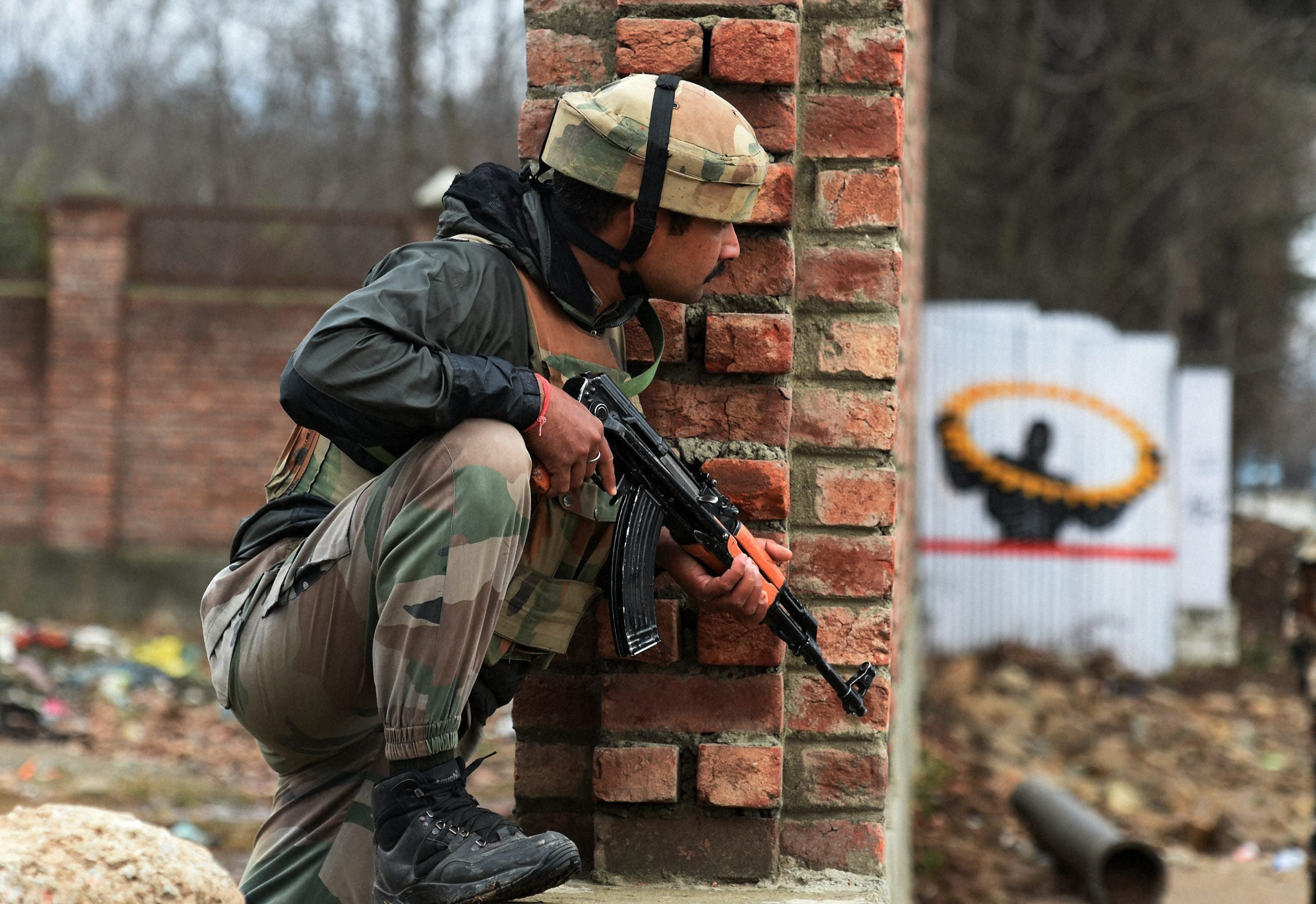kashmir, kashmir encounter, kashmir attacks, pampore encounter, militamts, militants in kashmir, militants in pampore, terrorists, pampore attack, terrorists in pampore