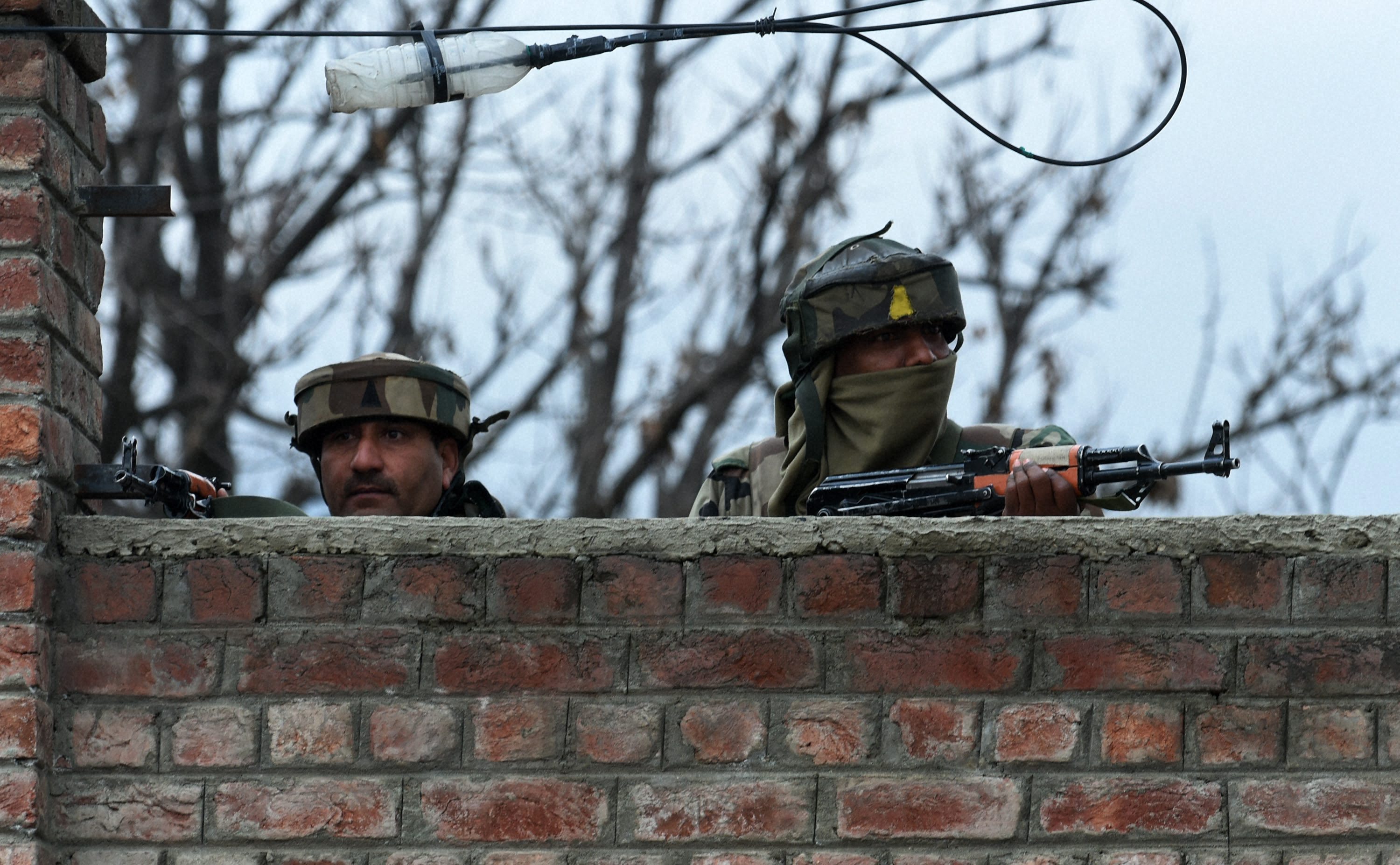 kashmir, kashmir encounter, kashmir attacks, pampore encounter, militamts, militants in kashmir, militants in pampore, terrorists, pampore attack, terrorists in pampore