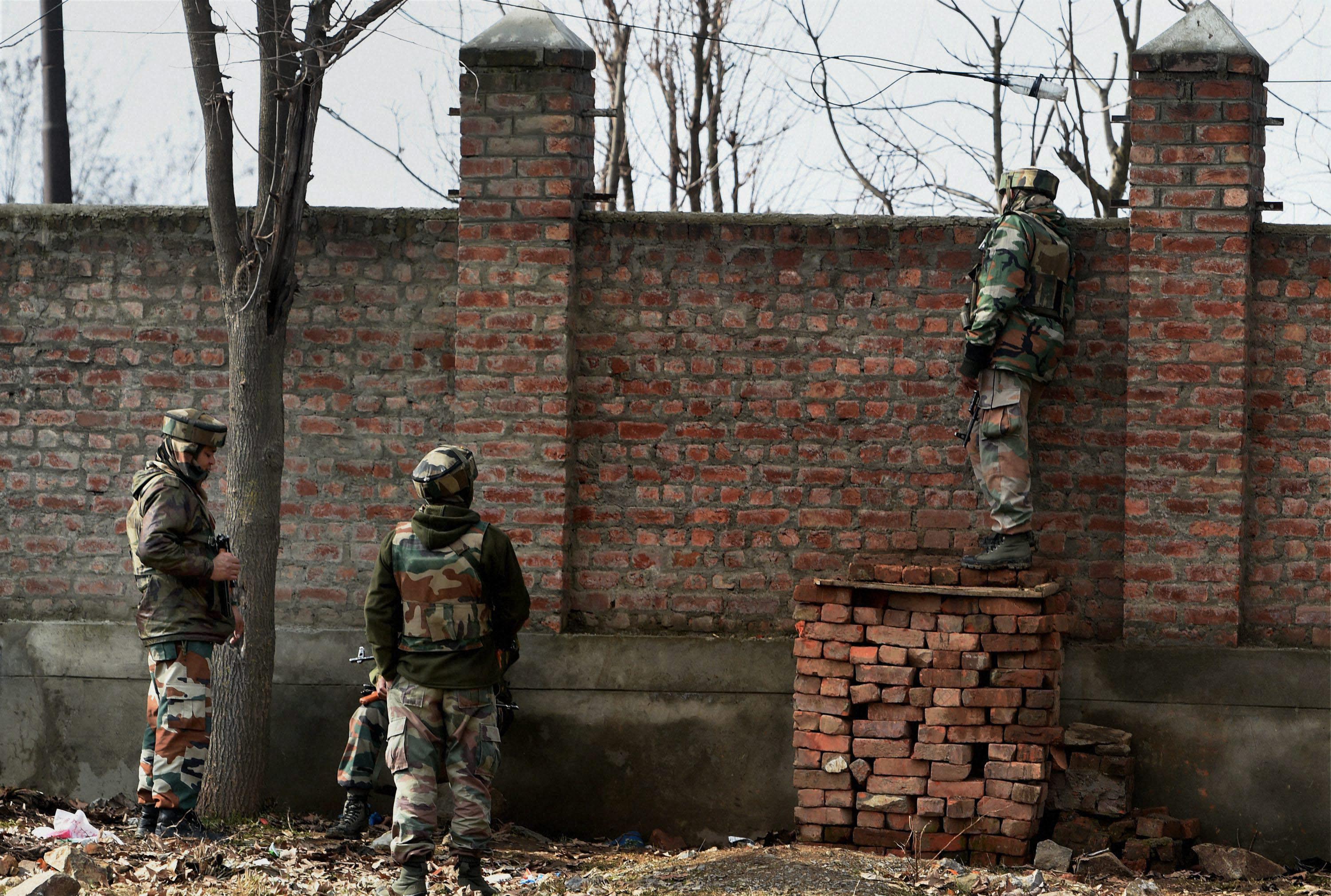kashmir, kashmir encounter, kashmir attacks, pampore encounter, militamts, militants in kashmir, militants in pampore, terrorists, pampore attack, terrorists in pampore