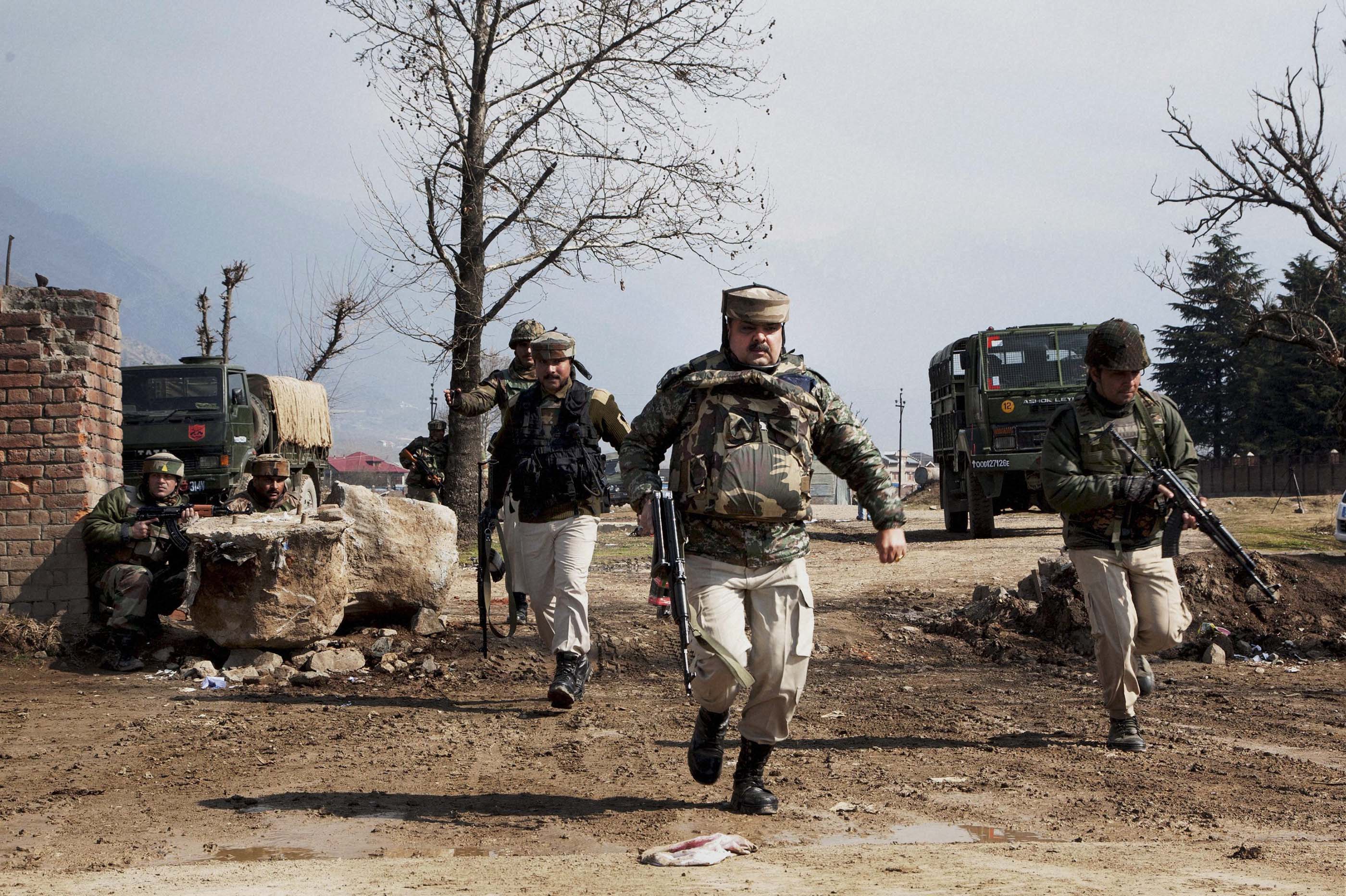 kashmir, kashmir encounter, kashmir attacks, pampore encounter, militamts, militants in kashmir, militants in pampore, terrorists, pampore attack, terrorists in pampore
