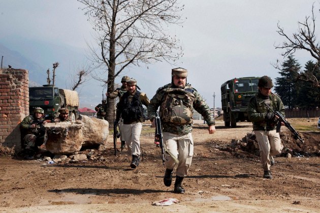 kashmir, kashmir encounter, kashmir attacks, pampore encounter, militamts, militants in kashmir, militants in pampore, terrorists, pampore attack, terrorists in pampore