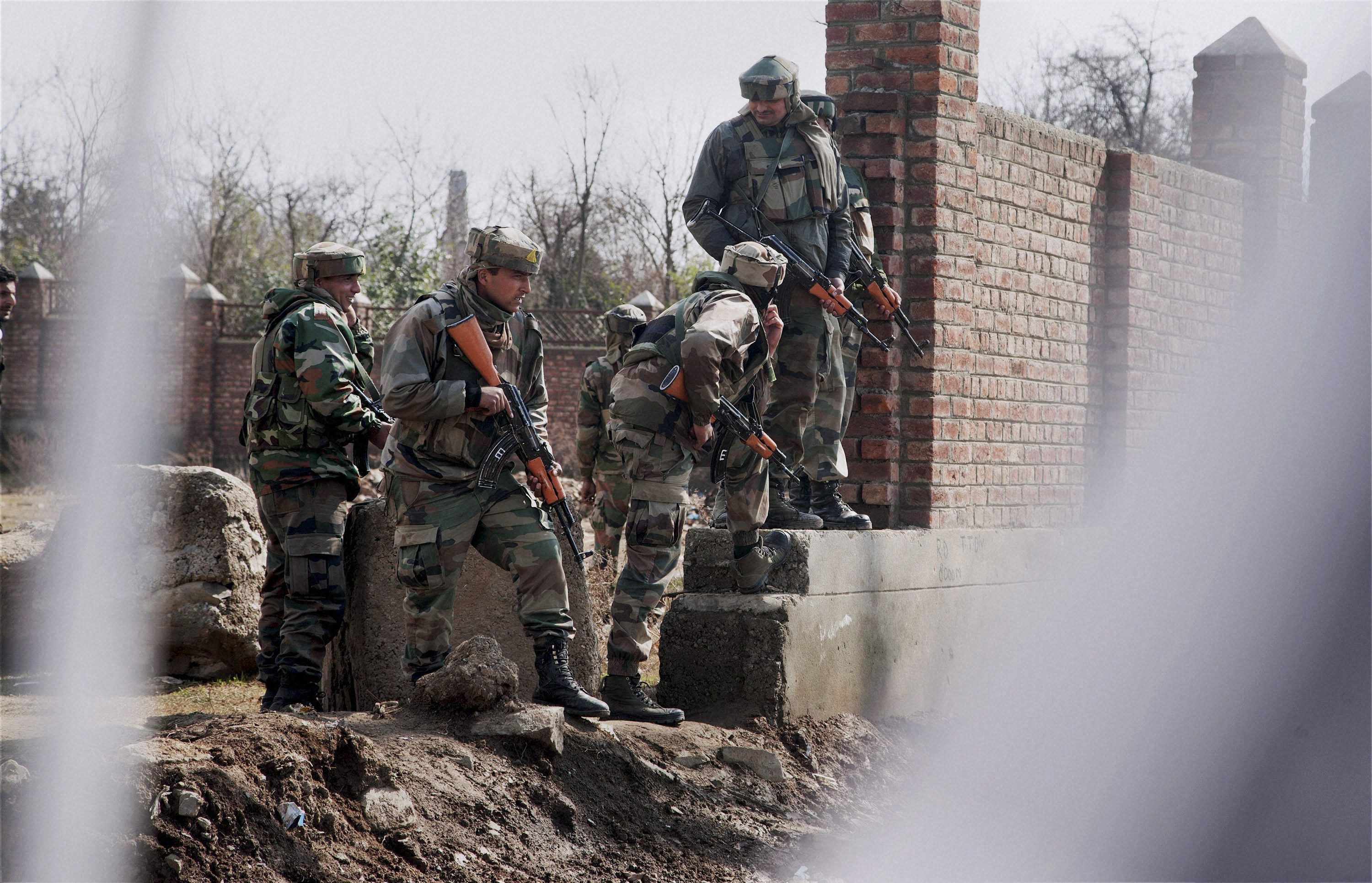 kashmir, kashmir encounter, kashmir attacks, pampore encounter, militamts, militants in kashmir, militants in pampore, terrorists, pampore attack, terrorists in pampore