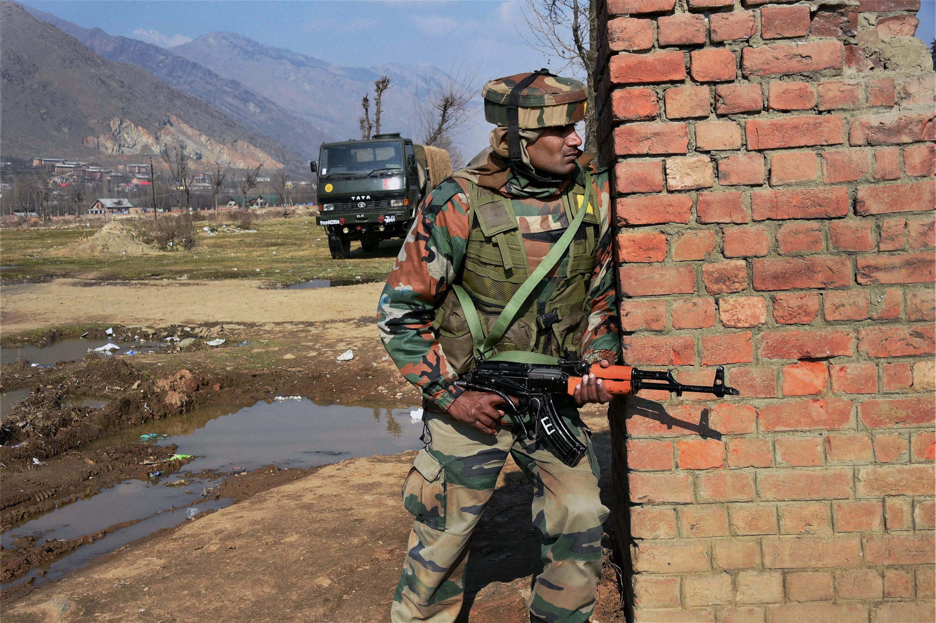 kashmir, kashmir encounter, kashmir attacks, pampore encounter, militamts, militants in kashmir, militants in pampore, terrorists, pampore attack, terrorists in pampore