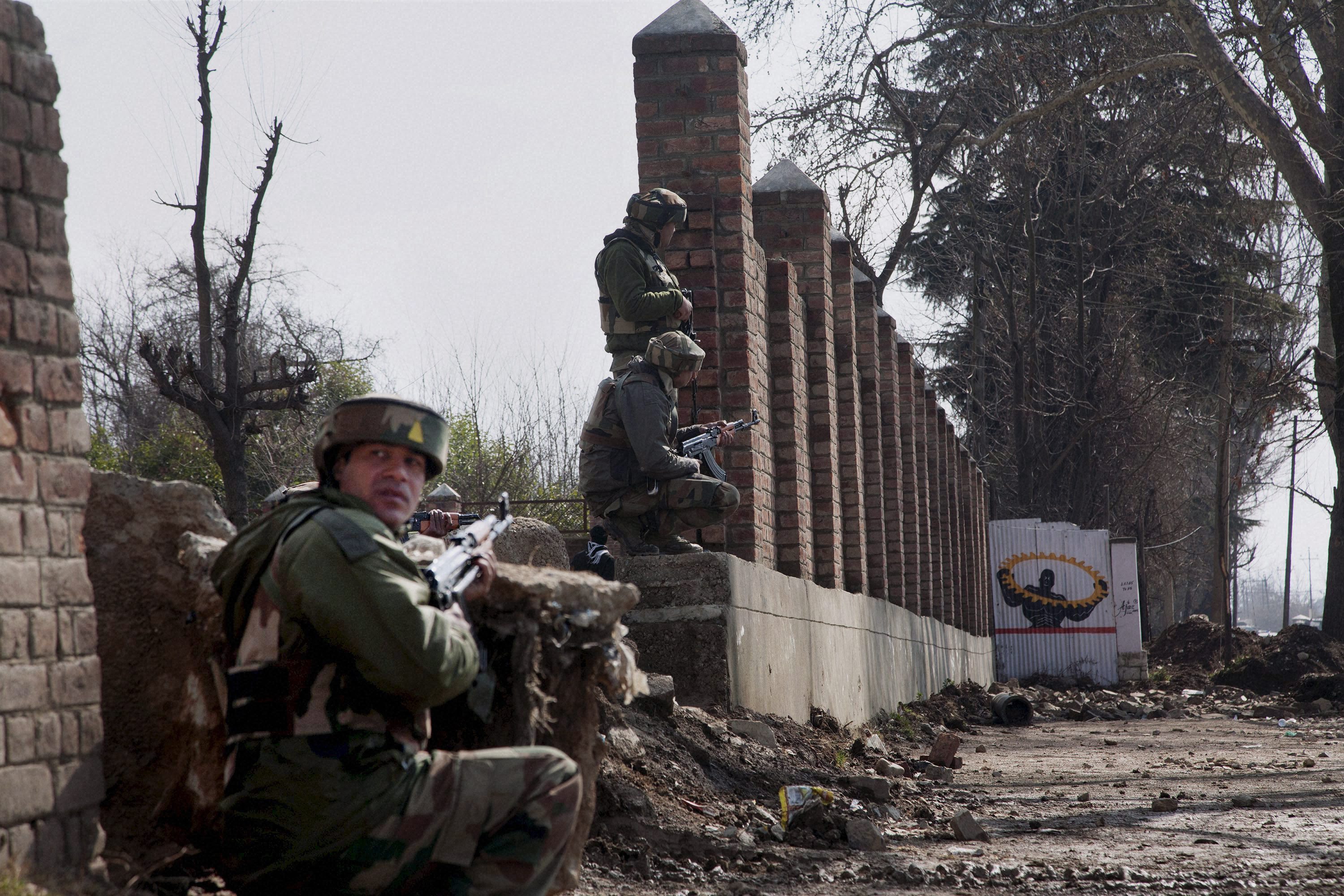 kashmir, kashmir encounter, kashmir attacks, pampore encounter, militamts, militants in kashmir, militants in pampore, terrorists, pampore attack, terrorists in pampore