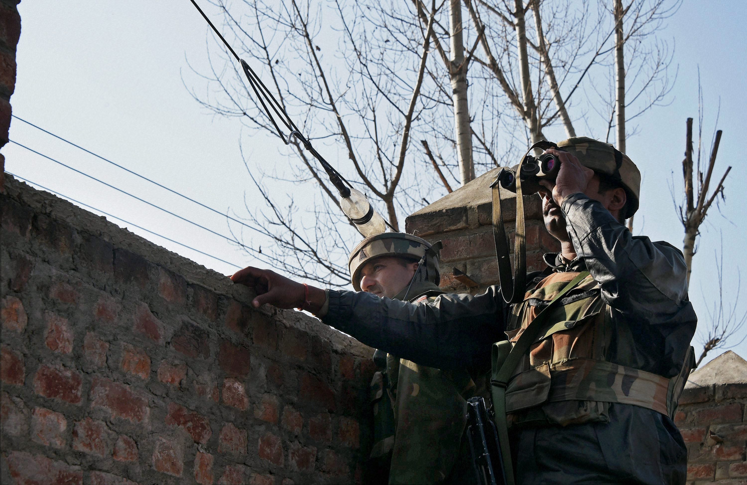 kashmir, kashmir encounter, kashmir attacks, pampore encounter, militamts, militants in kashmir, militants in pampore, terrorists, pampore attack, terrorists in pampore