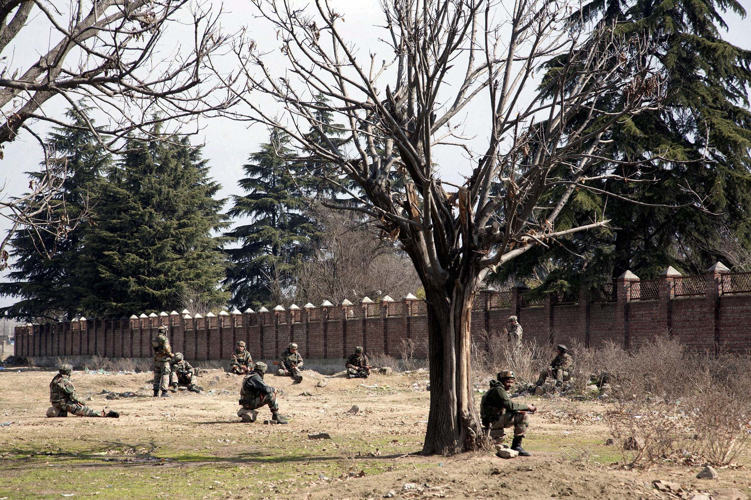 kashmir, kashmir encounter, kashmir attacks, pampore encounter, militamts, militants in kashmir, militants in pampore, terrorists, pampore attack, terrorists in pampore