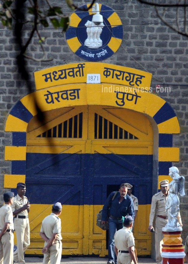 Sanjay dutt, Sanjay Dutt outside Yerwada