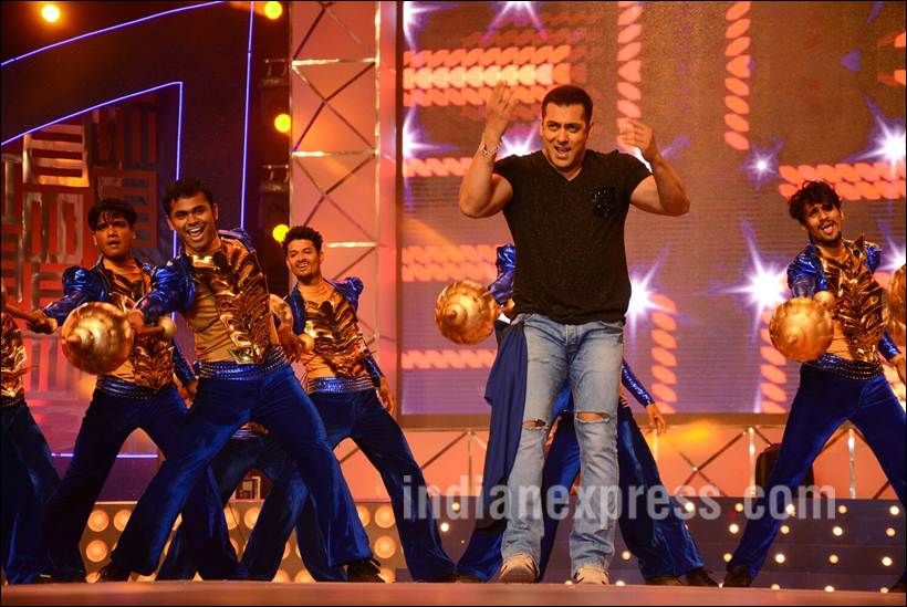 Salman Khan enthralls fans at DaBang show in Surat Entertainment