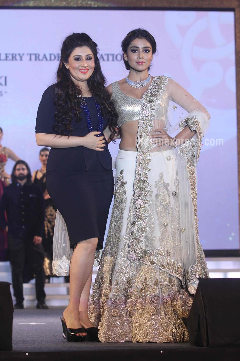 Ameesha Patel, Shriya Saran, Daisy Shah, Hema Malini, Esha Deol, Bharat Takhtani, Archana Kochar, Swarovski Gemstones National Jewellery Awards 2015-16, Swarovski Gemstones National Jewellery Awards, entertainment news