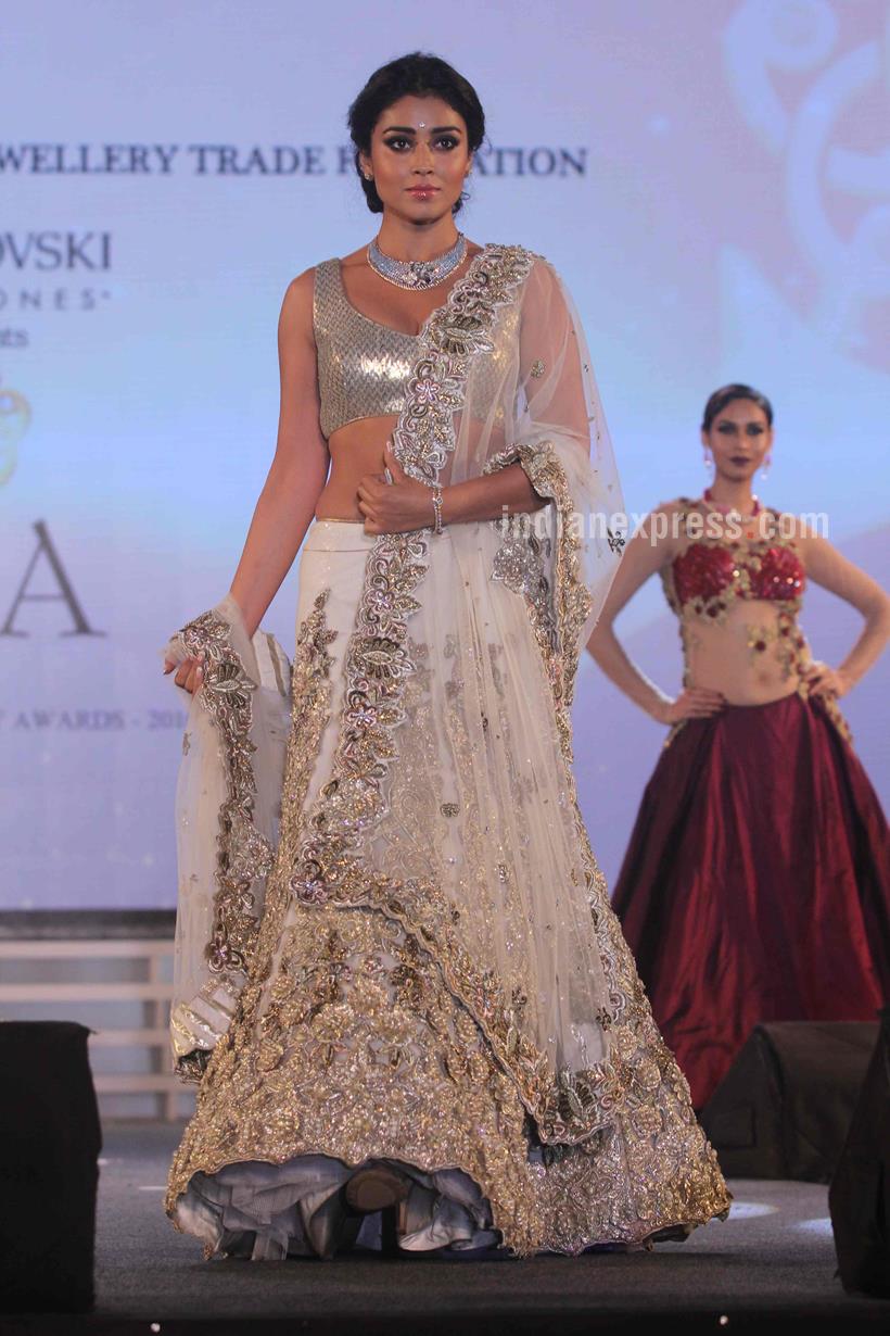 Ameesha Patel, Shriya Saran, Daisy Shah, Hema Malini, Esha Deol, Bharat Takhtani, Archana Kochar, Swarovski Gemstones National Jewellery Awards 2015-16, Swarovski Gemstones National Jewellery Awards, entertainment news