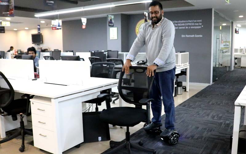 Spider Designs Self Balancing Skateboard, Spider Designs Self Balancing Skateboard review, Hoverboard, Usinging hover-board, Hoverboard review, Hoverboard India, hoverboard exploding, technology, technology news