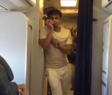 Sonu nigam, Sonu Nigam Singing controversy, Sonu Nigam Flight Controversy, Sonu Nigam Singing in Flight, Sonu Nigam Jet Airways singing, Sonu Nigam Jet Airways singing controversy, Sonu Nigam News, Udit Narayan, Armaan Malik, Abhijeet Bhattacharya, Aishwarya Nigam, Kailash Kher, Entertainment news