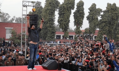 Shah Rukh Khan, Shah Rukh Khan News, ABVP protests at Shah Rukh Khan's event, Protest Against Shah Rukh Khan, ABVP protests at SRK's event, Shah Rukh Khan Intolerance, SRK News, Shah Rukh Khan Fan, SRK Fan