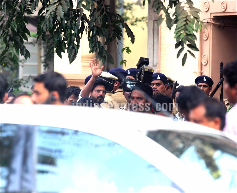 Shah Rukh Khan, Mahira Khan, Raees, Shah Rukh Khan Mahira Khan, Shah Rukh Khan Raees, SRK Mahira Khan, SRK Raees, SRK, Raees Shoot pics, SRK Mahira, SRK Mahira Raees, Mahira Khan Raees