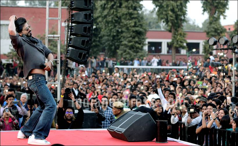 shah rukh khan, shah rukh khan pics, shah rukh khan delhi pics, shah rukh khan fan pics, fan, fan movie, shah rukh khan degree, shah rukh khan pics with his degree, shah rukh khan in college, shah rukh khan with college students, shah rukh khan fan conference, srk fan press conference, shah rukh khan photos, shah rukh khan pics, entertainment
