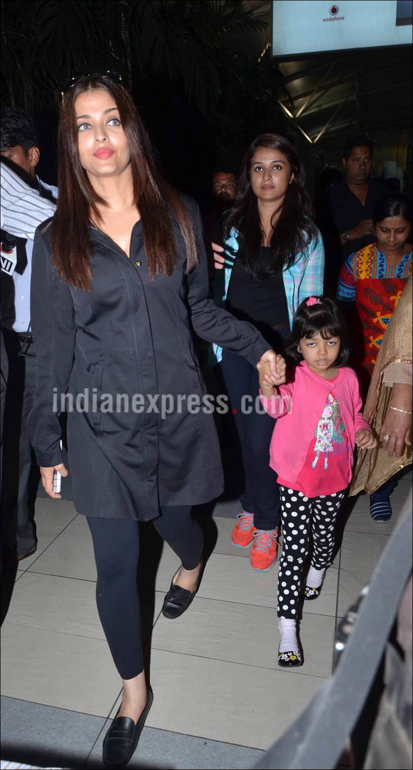 aishwarya rai bachchan, aishwarya, aishwarya aaradhya, aishwarya aaradhya pics, aishwarya aaradhya airport pics, sarbjit, aishwarya rai bachchan pics, aishwarya rai bachchan photos, richa chadha, omung kumr, richa chadha pics, aishwarya pics, aish aaradhya pics, entertainment