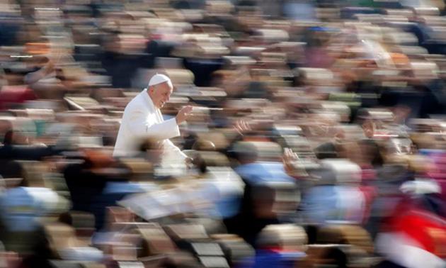 barack Obama, Hillary Clinton, Barack Obama sings, Barack Obama Pics, Barack Obama photos, Hillary Clinton Pics, hillary Clinton Photos, top frames , Indian Express, indian express pics