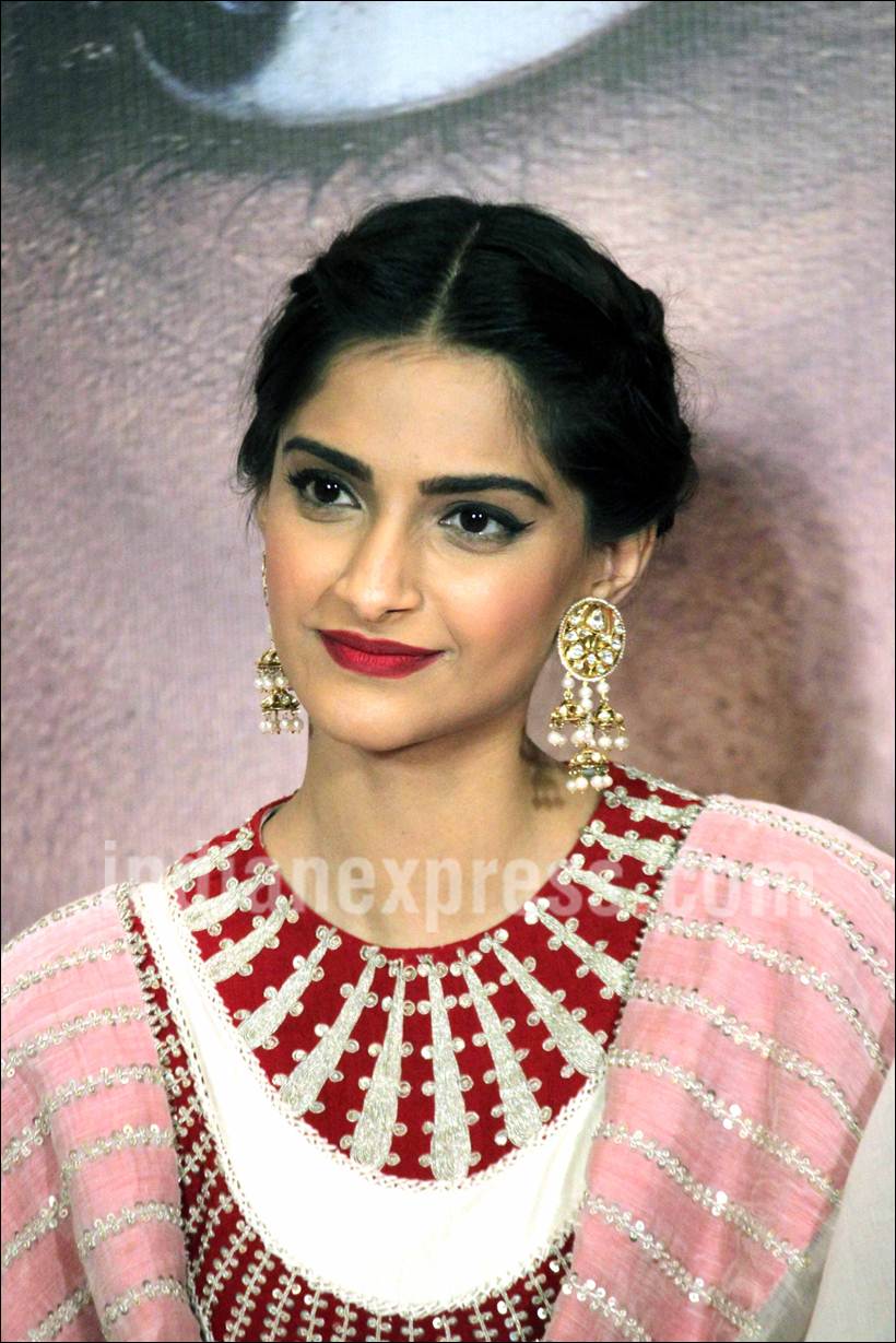 sonam kapoor, sonam kapoor pics, shabana azmi, sonam kapoor neerja, sonam kapoor press meet pics, neerja success meet, sonam kapoor shabana azmi pics, sonam shabana pics, neerja pics, entertainment