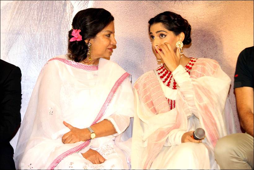 sonam kapoor, sonam kapoor pics, shabana azmi, sonam kapoor neerja, sonam kapoor press meet pics, neerja success meet, sonam kapoor shabana azmi pics, sonam shabana pics, neerja pics, entertainment