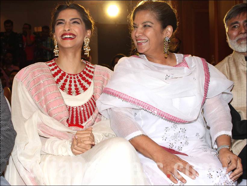 sonam kapoor, sonam kapoor pics, shabana azmi, sonam kapoor neerja, sonam kapoor press meet pics, neerja success meet, sonam kapoor shabana azmi pics, sonam shabana pics, neerja pics, entertainment