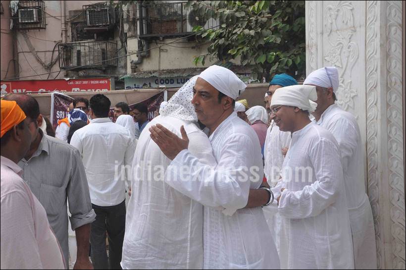 gautam gulati, vindu dara singh, surjit kaur randhawa, vindu dara singh's mother, prayer meet, pooja bedi, vindu dara singh wife, raj babbar, kunal kapoor, entertainment