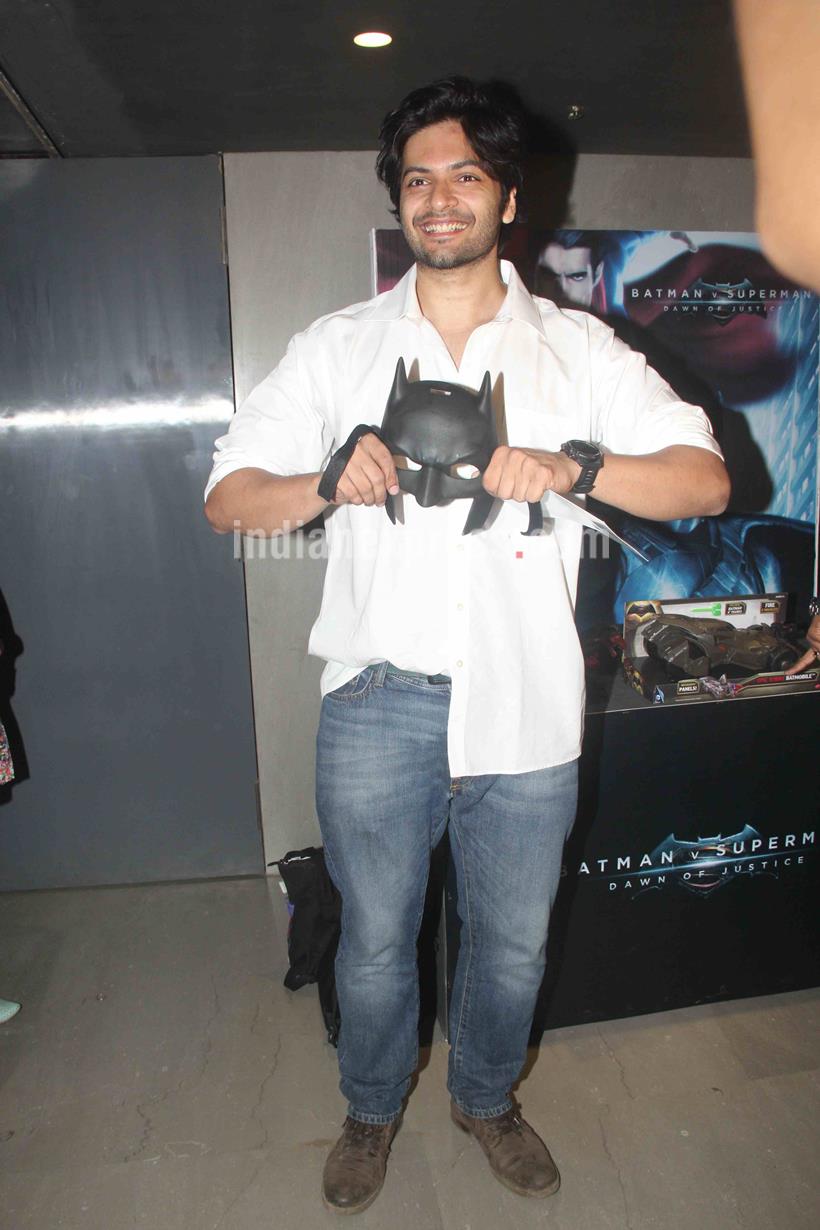 Batman Vs Superman, Batman vs superman: Dawn of Justice, Hrithik Roshan, Hrithik Roshan Sons, Hrehaan, Hridaan, Sachin Tendulkar, Vidyut Jamwal, Esha Deol, Abhay DEol, Karan Kundra, Anusha, Gaurav Chopra, Tanisha Mukerji, Zayed Khan, Akbar Khan, Batman vs Superman Screening, Batman vs Superman: Dawn of Justice pics