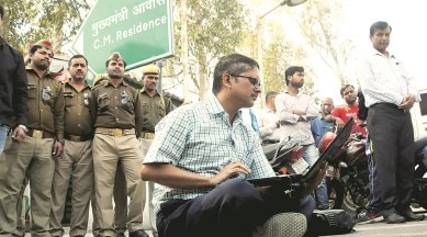 Amitabh Thakur, akhilesh yadav, CM akhilesh yadav, Amitabh Thakur sits outside akhilesh yadav house, uttra pradesh news, lucknow news