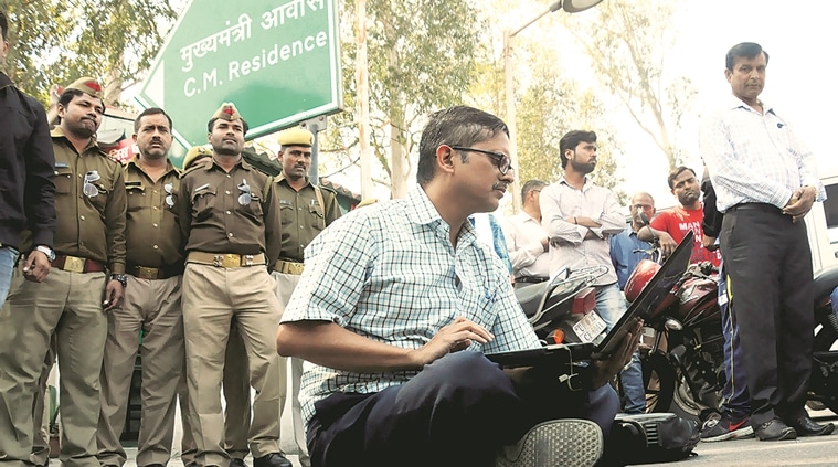 Amitabh Thakur, akhilesh yadav, CM akhilesh yadav, Amitabh Thakur sits outside akhilesh yadav house, uttra pradesh news, lucknow news