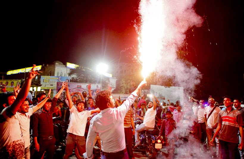 india pakistan fans, india fans celebrate, india pak win photos, india pakistan win pics, india pakistan cricket, india pakistan world t20, india pakistan crowd pics