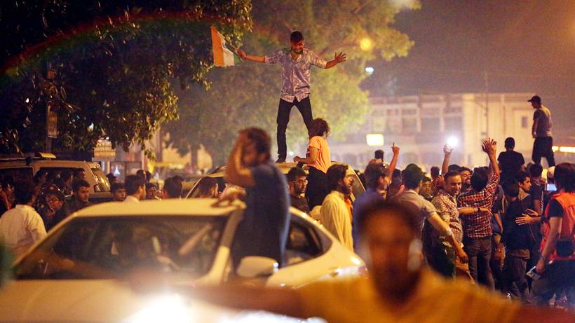 india pakistan fans, india fans celebrate, india pak win photos, india pakistan win pics, india pakistan cricket, india pakistan world t20, india pakistan crowd pics, india pakistan connaught place delhi, connaught place delhi cricket