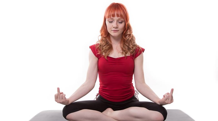 Lindsay Istace showing the middle finger during a yoga session. (Photo: Facebook/Lindsay Istace)