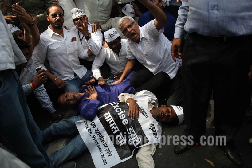 Jewellers Protest, Gold traders protest, Arun Jaitley, BJP, Bhartiya Janta Party, one per cent excise duty on jewellery, BJP National HQ, Jewellers Protest 28th day, Gold traders protest 28th day